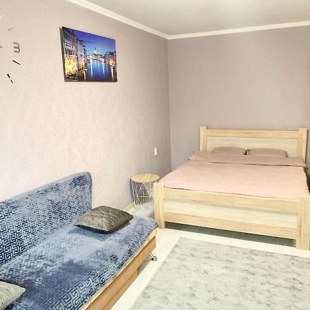 Апартаменты В Центре По Проспекту Победы Парковка Рядом Cherníhiv Exterior foto